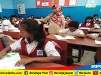 para-siswa-sdn-30-palembang-saat-menggelar-ujian-semester.jpg
