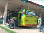 para-sopir-bus-yang-sedang-sibuk-melakukan-kegiatan-mengangkat-barang-para-pemudik_20180610_173106.jpg