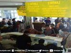 para-wajib-pajak-kendaraan-bermotor-antre-mengurus-pajak-di-kantor-samsat-uptb-palembang.jpg
