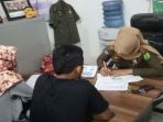 pasangan-mesum-terjaring-razia-pekat-pol-pp-muba_20180515_191230.jpg
