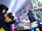 pasar-murah-sejumlah-warga-antri-membeli-gula-pasir_20160615_204131.jpg