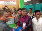 paslon-amiri-arifin-baju-merah-dan-ahmad-toha-baju-putih_20160923_110840.jpg