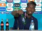paul-pogba-menggeser-botol-minuman.jpg