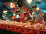 pedagang-ayam-potong-sedang-menyusun-ayam-jualannya-di-pasar-inpres-lubuklinggau.jpg