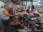 pedagang-ikan-gabus-pasar-10-ulu-palembang.jpg