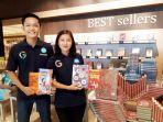 pegawai-gramedia-world-memperlihatkan-buku-yang-diberikan-diskon.jpg