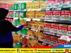 pelanggan-tengah-berbelanja-produk-susu-di-palembang-square_20181026_164946.jpg