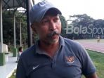 pelatih-timnas-u-16-indonesia-fakhri-husaini_20180510_183906.jpg