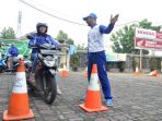 pelatihan-safety-riding-lady-biker-honda_20170511_105011.jpg