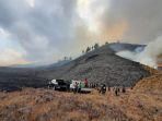 pemadaman-kebakaran-di-kawasan-bromo-akibat-flare-yang-dibawa-pasangan-preweding.jpg