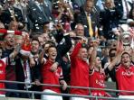 pemain-arsenal-angkat-trofi.jpg