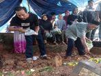 pemakaman-ibu-dan-anak.jpg