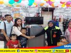 pemenang-program-balon-rejeki-supermarket-bangunan-mitra-bangunan-palembang_20181024_161709.jpg
