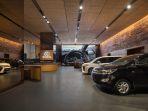 penampakan-isi-showroom-auto-2000-sudirman-bertabur-ciri-khas-indonesia.jpg