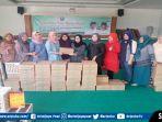 penasihat-gow-oku-hj-badiar-dewi-kuryana-menyerahkan-450-paket-sembako.jpg