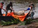 penemuan-mayat-dalam-karung-di-sungai_20160513_204725.jpg