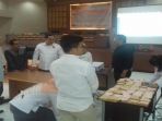 penentuan-jumlah-sampel-dukungan-dan-pencuplikan-sampel-awal-di-aula-kpu-sumsel_20180529_163153.jpg