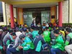 pengemudi-Ojek-Online-Ojol-dan-tukang-becak-makan-di-Mapolrestabes-Palembang.jpg