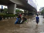 pengendara-motor-yang-nekat-terobos-banjir_20160821_120712.jpg