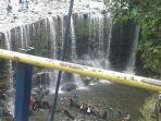 pengunjung-air-terjun-temam.jpg