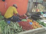 penjual-cabai-merah-dan-sayuran-di-pasar-pagi-talang-putri_20180505_100634.jpg