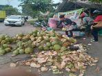 penjual-kelapa-muda-di-muara-enim.jpg