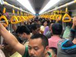 penumnpang-lrt-berdesakan.jpg