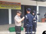 penyematan-pita-kepada-salah-satu-peserta-diksar-satpam-pt-raga-imau-bersaudara.jpg