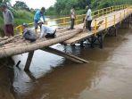 perbaiki-jembatan-penghubung-desa.jpg
