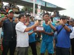 persimura-menerima-piala-dari-ketua-askab-pssi-musirawas-rudi-irawan_20170812_112621.jpg