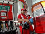 pertamax-diisi-ke-mobil.jpg