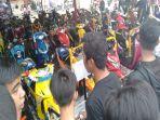 peserta-kontes-modifikasi-menyaksikan-tim-juri-menilai-ratusan-motor-yamaha.jpg