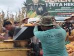 petani-jagung-hibrida-di-Desa-Air-Satan.jpg