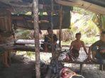 petani-karet-ngobrol-usai-nyadap-karet.jpg