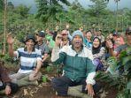 petani-kopi-semende-petani-kopi-binaan-ptba.jpg