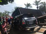 petikemas-bermuatan-kelapa-yang-dibawa-mobil-truk-gandeng-akibat-handel-patah.jpg