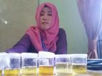 petugas-bnn-sumsel-memeriksa-urine-masinis-pt-kai-sabtu-272016_20160702_141015.jpg