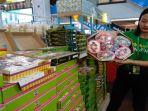 petugas-grand-jm-memperlihatkan-paket-kue-toples-yang-disediakan.jpg