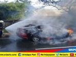 petugas-pemadam-kebakaran-kecamatan-alang-alang-lebar-padamkan-api-bakar-mobil-sedan_20180914_160642.jpg