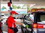 petugas-pertamina-tengah-melayani-konsumen.jpg