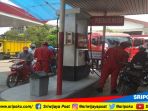 petugas-pom-bensin-melayani-pembeli-di-spbu_20180521_150513.jpg