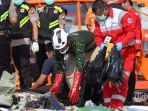petugas-saat-mengumpulkan-serpihan-pesawat-lion-air-jt-610_20181029_193745.jpg