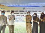 peyerahan-bantuan-secara-simbolis-diserahkan-oleh-vp-csr-pt-pusri.jpg