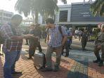 peyidik-kpk-geledah-ruang-kerja-bupati-muaraenim.jpg