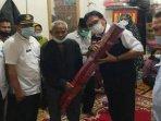pj-bupati-muara-enim-nasrun-umar-bantu-korban-kebakaran.jpg