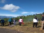 pj-walikota-pagaralam-musni-wijaya-memimpin-asn-bersihkan-wisata-gunung-dempo1_20180622_133035.jpg