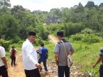 pjs-walikota-pagaralam-musni-wijaya-cek-kondisi-jalan-ayek-betung_20180513_151203.jpg