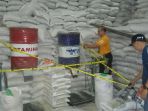 polisi-amankan-beras-bulog_20170724_185240.jpg