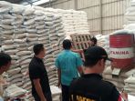 polres-tinjau-gudang-beras-bulog-lahat_20170725_130145.jpg