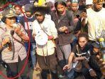 polwan-beri-miras-ke-mahasiswa-papua-saat-demo-di-bandung.jpg